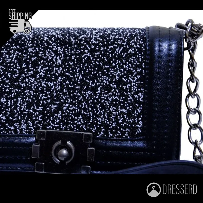 BORSA CON MINI TRACOLLA NERA CON MANICO IN CATENA E PELLE