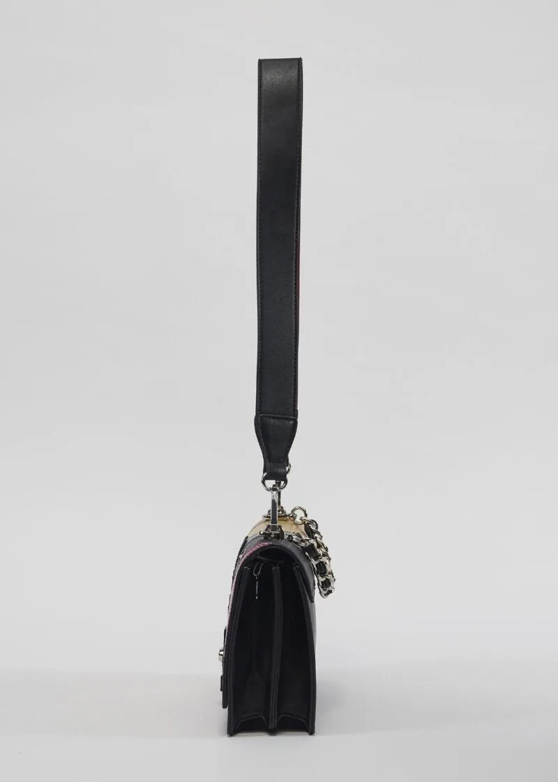 Borsa crossbody con borchie e patch